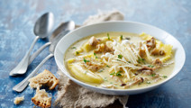 Cremet svampesuppe med ravioli