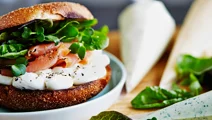 Grillad bagel med färskost och kallrökt lax