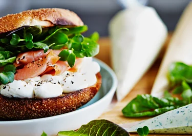 Grillad bagel med färskost och kallrökt lax