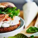 Grillad bagel med färskost och kallrökt lax