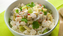 Hedelmäinen juusto-pastasalaatti