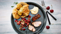 Grillet svinemørbrad med spicy kirsebærsalsa og røgede kartofler