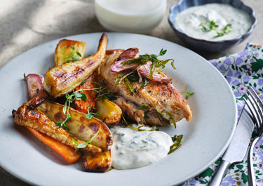 Stekt kycklingfilé med klyftpotatis och örtsås