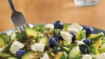 Quinoa-avocadosalade met blauwe bessen