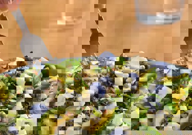 Kvinoasalaatti avokadolla ja mustikoilla