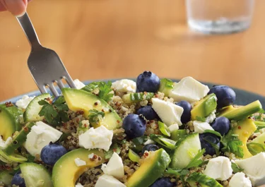 Quinoa-avocadosalade met blauwe bessen