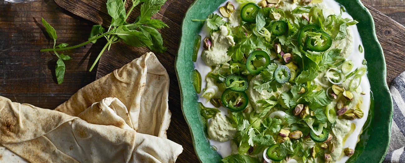 Grön avokadohummus och yoghurtdipp med tahini