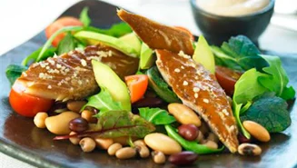 Sallad med bönor och rökt makrill