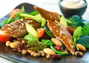 Sallad med bönor och rökt makrill