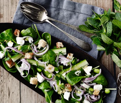 Frisk spinatsalat med mynte og salatost