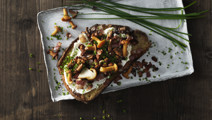 Svamptoast med bacon och färskost