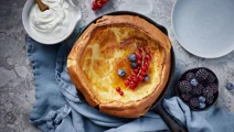 Nederlandse pannenkoek met verse bessen