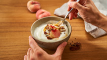 Arla® Skyr Bowl mit Pfirsich, Pekannüssen, Ahornsirup und Kardamom