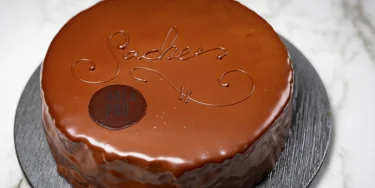 Raikas aprikoosi ja tumma suklaa – klassinen yhdistelmä jokaiseen kahvilaan.