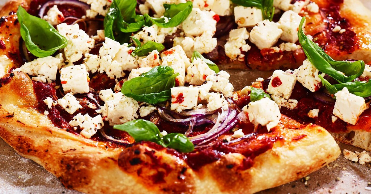 Pizza met tomatensaus en witte kaas | Arla - Recept | Arla