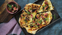 Pizza med cheddar och rosmarin