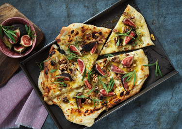 Pizza med cheddar och rosmarin