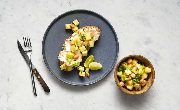 Tropischer Toast mit Ananas-Frischkäse und Cheddar