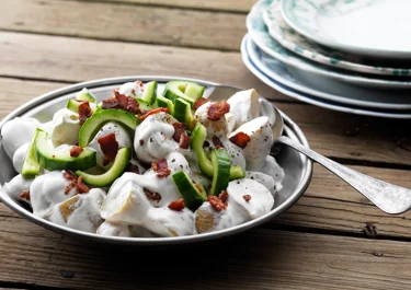 Potatissallad med bacon och gurka