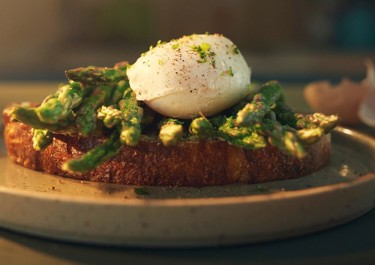 Smörstekt toast med pocherat ägg och sparris
