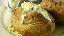 Bakad potatis med ägg och örtröra