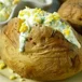Bakad potatis med ägg och örtröra
