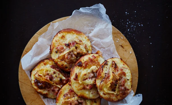 Snack-sized tarte flambée