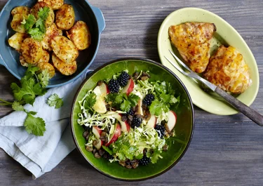Hotte ostegratinerede kyllingelår og kartofler