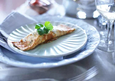 Crepes med ädelost och räkor