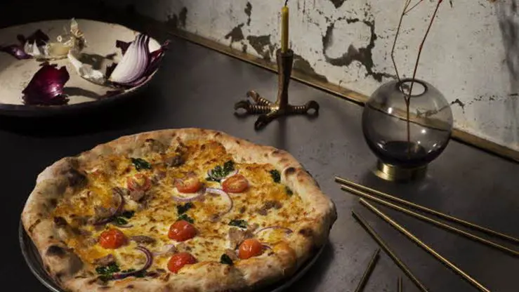  White Pizza with Onions & Mozzarella