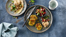 Grøntsagsfrikadeller med tomatsalsa og dip