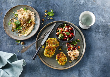 Grøntsagsfrikadeller med tomatsalsa og dip