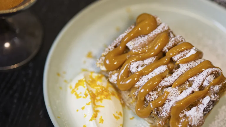 Karamelli-leipävanukas & jogurtti-kermakastike