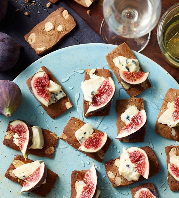 Biscuits de pain d’épice au fromage bleu, aux figues fraîches et au miel
