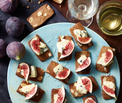 Lebkuchenkekse mit Blauschimmelkäse, frischen Feigen und Honig
