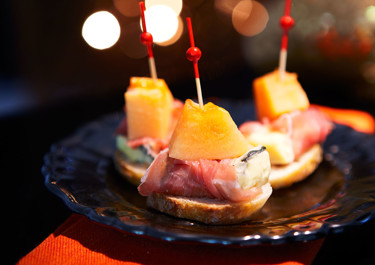Juusto-serrano pincho –alkupalat