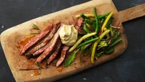 Stekt biff med chilibearnaise och krispig bönsallad