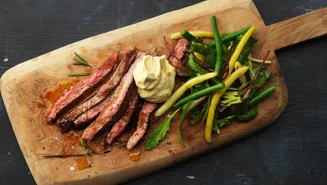 Stekt biff med chilibearnaise och krispig bönsallad