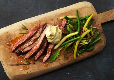 Stekt biff med chilibearnaise och krispig bönsallad