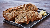 Brød med dadler og nødder