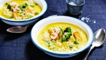 Vissoepmet met kabeljauw, zalm en garnalen