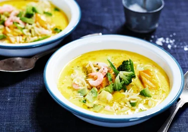Vissoepmet met kabeljauw, zalm en garnalen