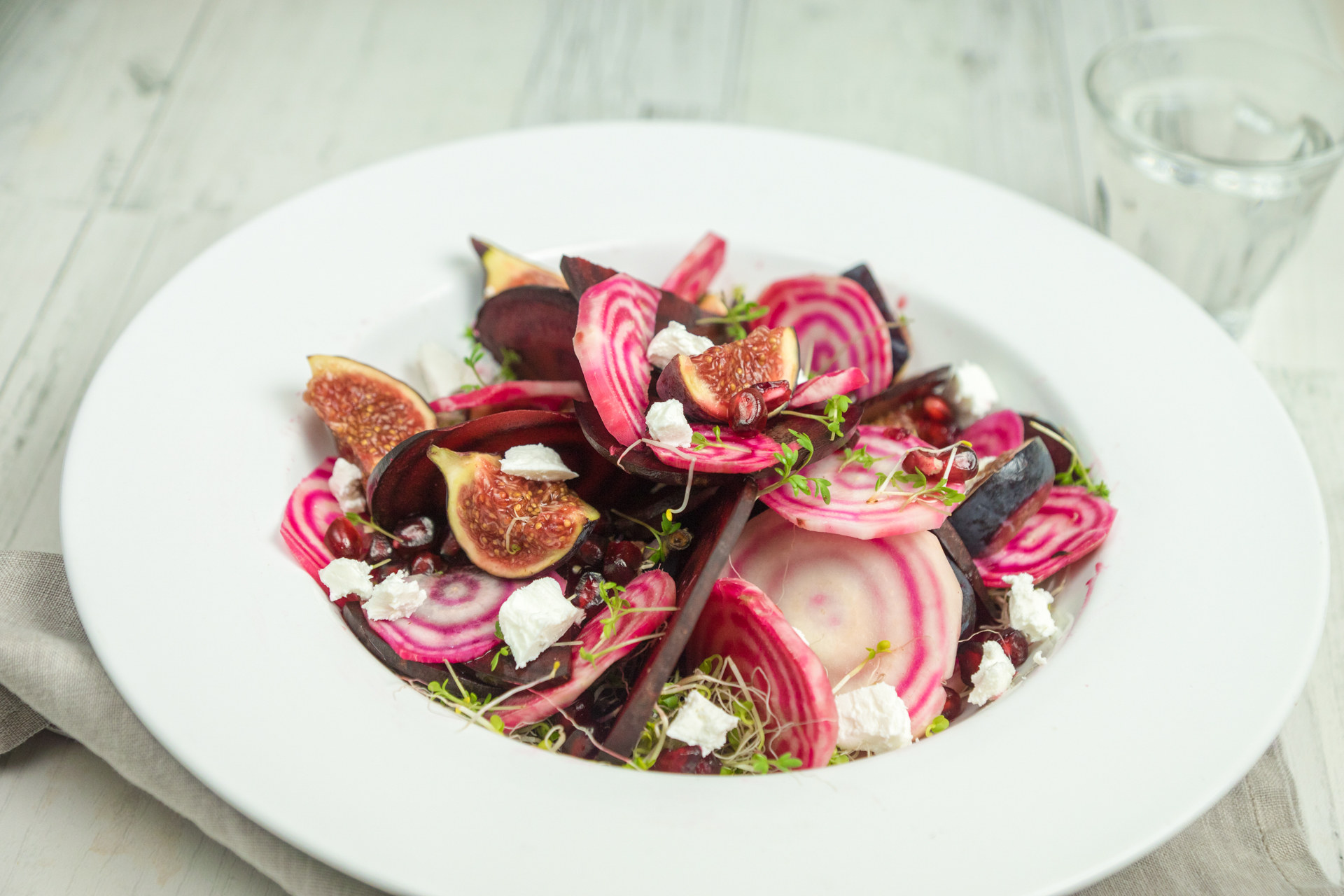 Sallad med granatäpple, betor, fikon och getost