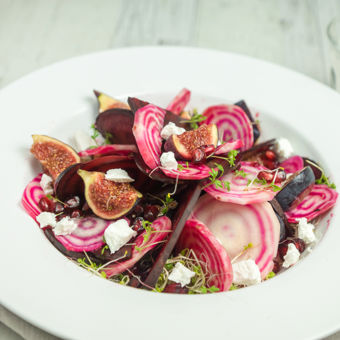 Sallad med betor, fikon, granatäpple och getost