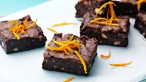 Brownie med apelsin och kardemumma
