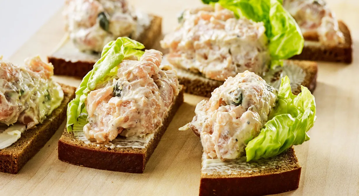Krämig laxtartar på mjukt bröd