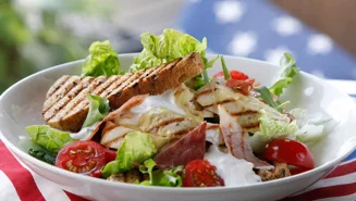 Club sandwich med grillad kyckling och sallad