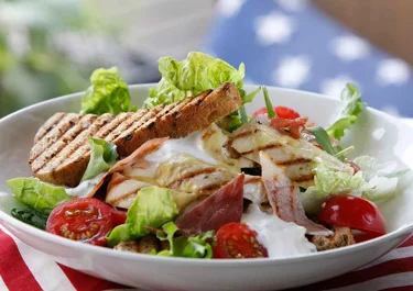 Club sandwich med grillad kyckling och sallad