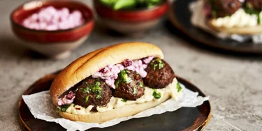 Kukapa ei rakastaisi lihapullia! Nappaa listallesi klassikko modernilla twistillä.