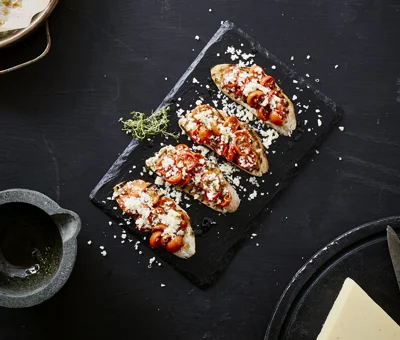 Bruschetta med semi-dried tomater og revet cheddar